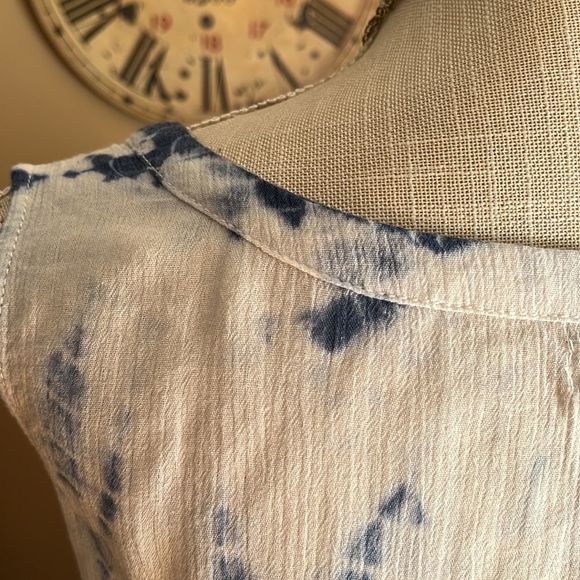 Sonoma Women’s Tie Dye Sleeveless V-neck Size XL Blue and White - Picture 9 of 13